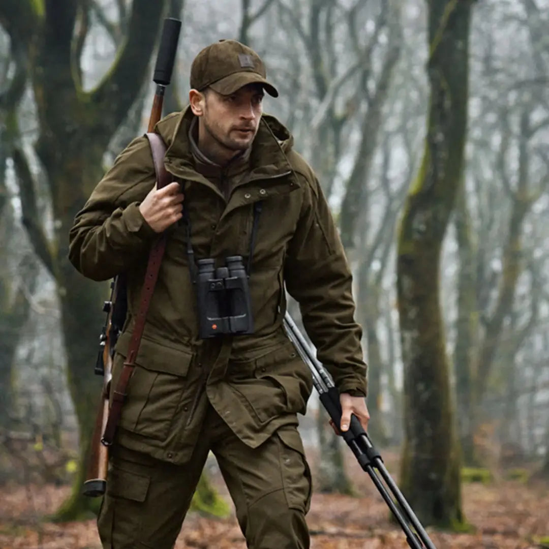 Hunter in camouflage gear wearing Härkila Pro Hunter GTX Legacy Jacket for pro hunters