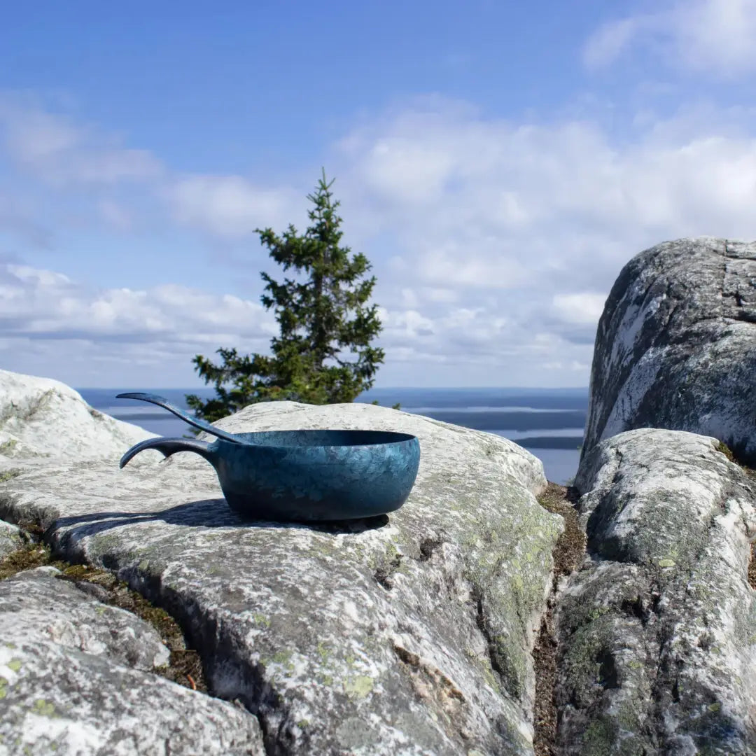 Blue metallic bowl with handle, perfect for Kupilka® outdoor vessels and adventure lovers