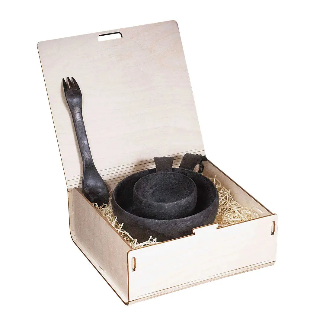 Wooden box with black bowls and utensil from Kupilka Small Premium Gift Set