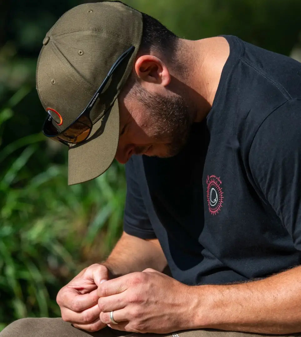 Man in a sleek Speero Baseball Cap and dark t-shirt, looking stylish and casual