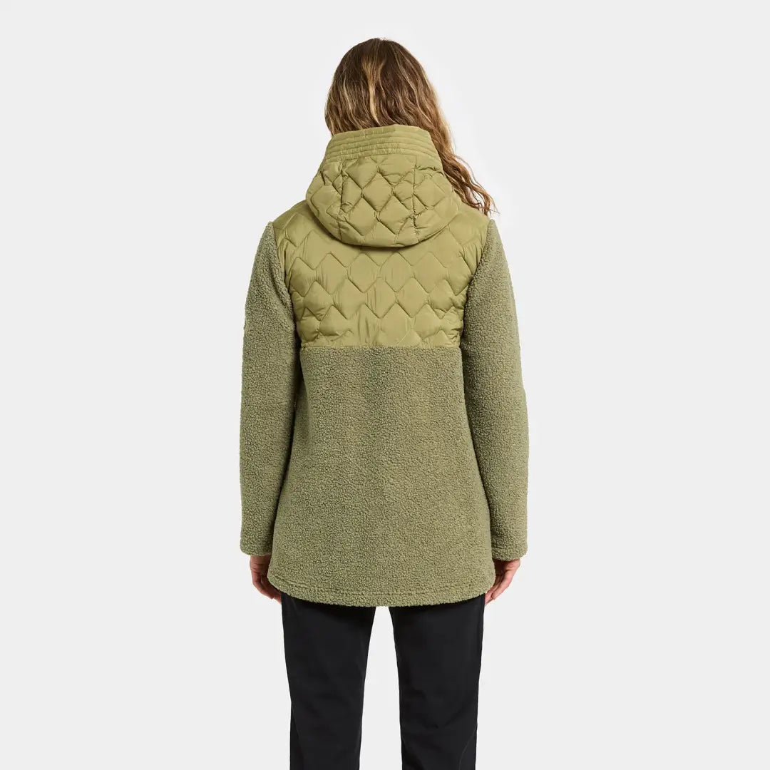Woman in Didriksons Bibi 2 fleece jacket, perfect for country clothing and outdoors