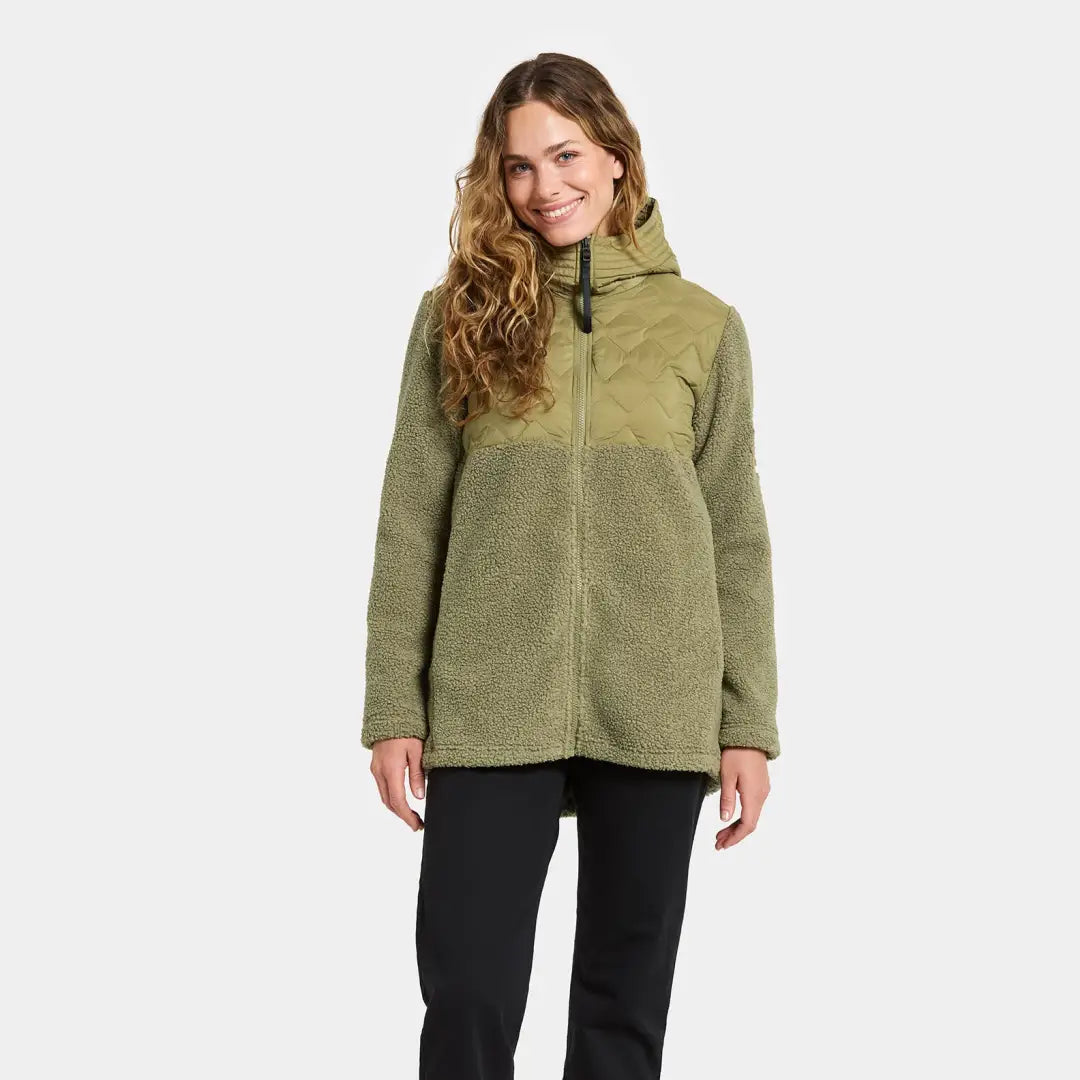 Woman in Didriksons Bibi 2 fleece jacket, perfect for country clothing and outdoors