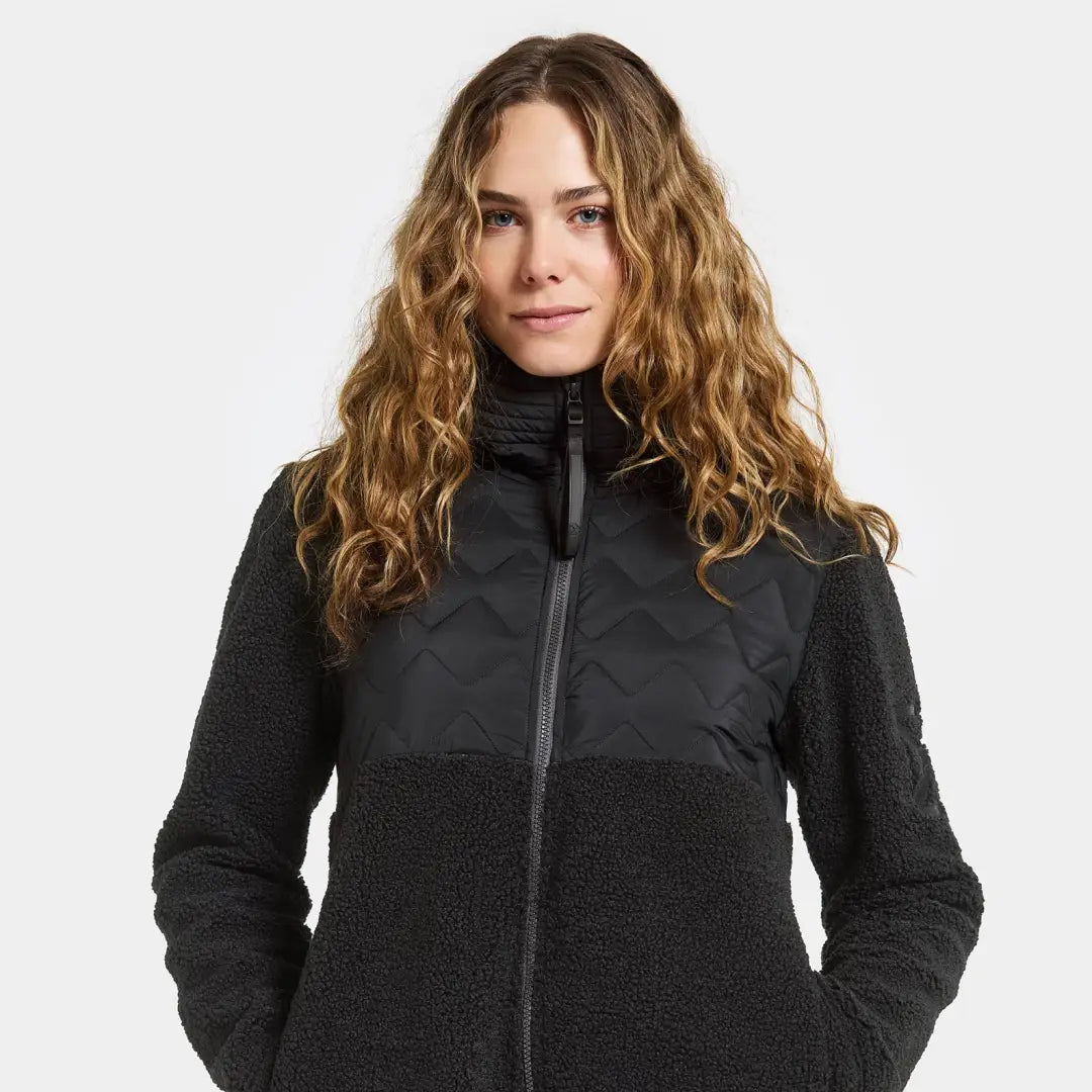 Woman in Didriksons Bibi 2 fleece jacket, perfect for country clothing outdoors