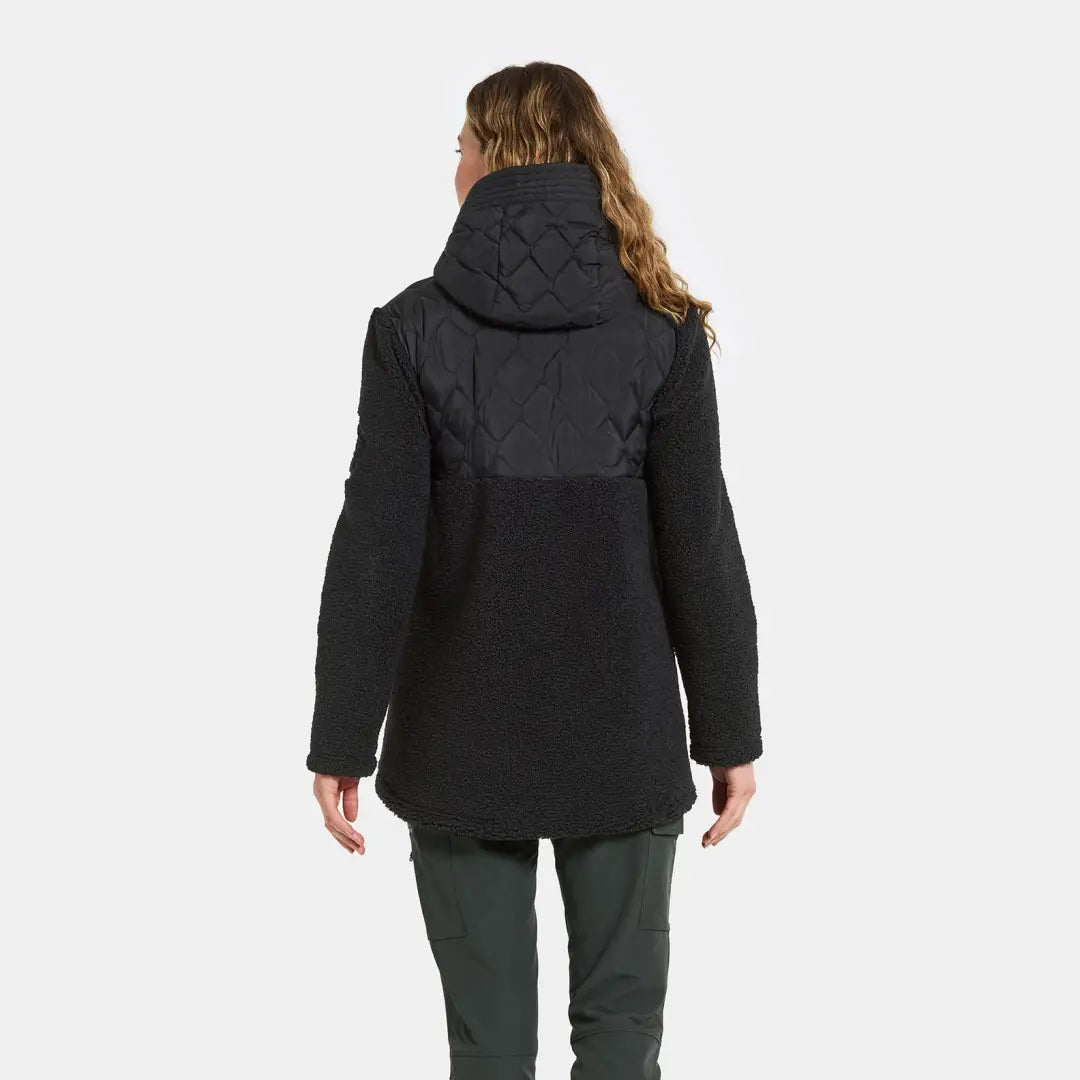 Woman in Didriksons Bibi 2 fleece jacket for country clothing and outdoor adventures