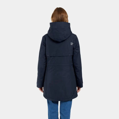 Woman wearing a navy blue sporty mid-length parka with hood from Didriksons Frida Womens Parka 7
