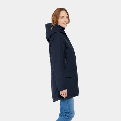 Woman in dark blue sporty mid-length parka and light blue jeans, Didriksons Frida Womens Parka 7