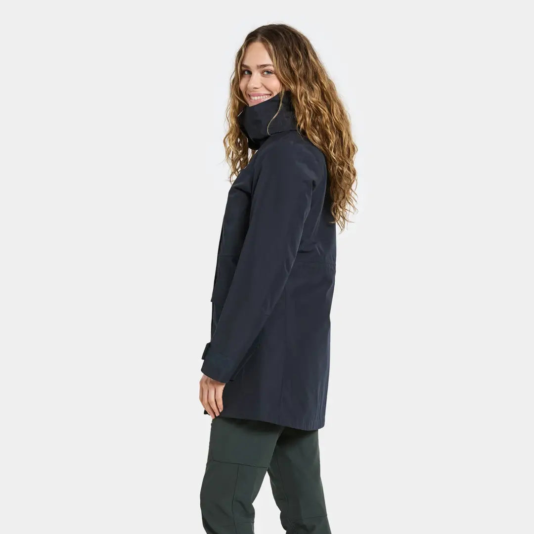 Woman in Didriksons Harriet winter parka and green pants, perfect country hunting clothing