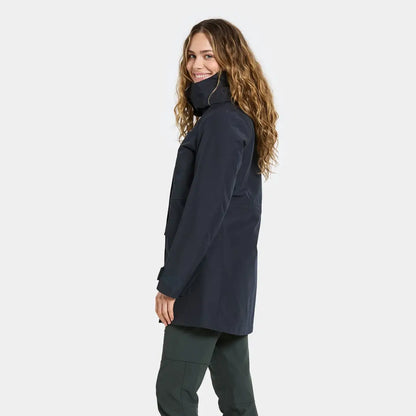 Woman in Didriksons Harriet winter parka and green pants, perfect country hunting clothing