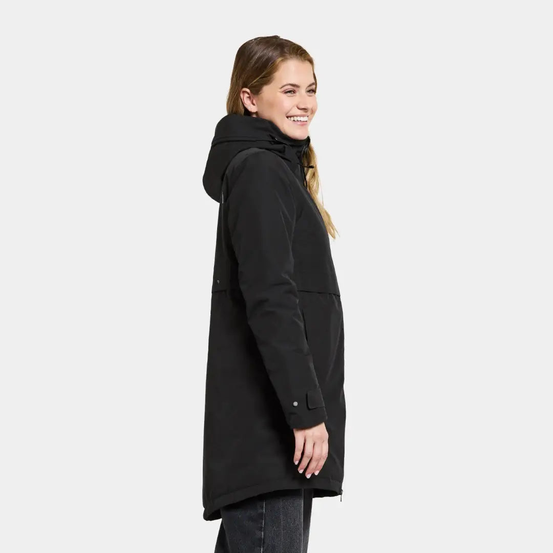 Smiling woman in Didriksons Helle light padded parka, perfect for winter style