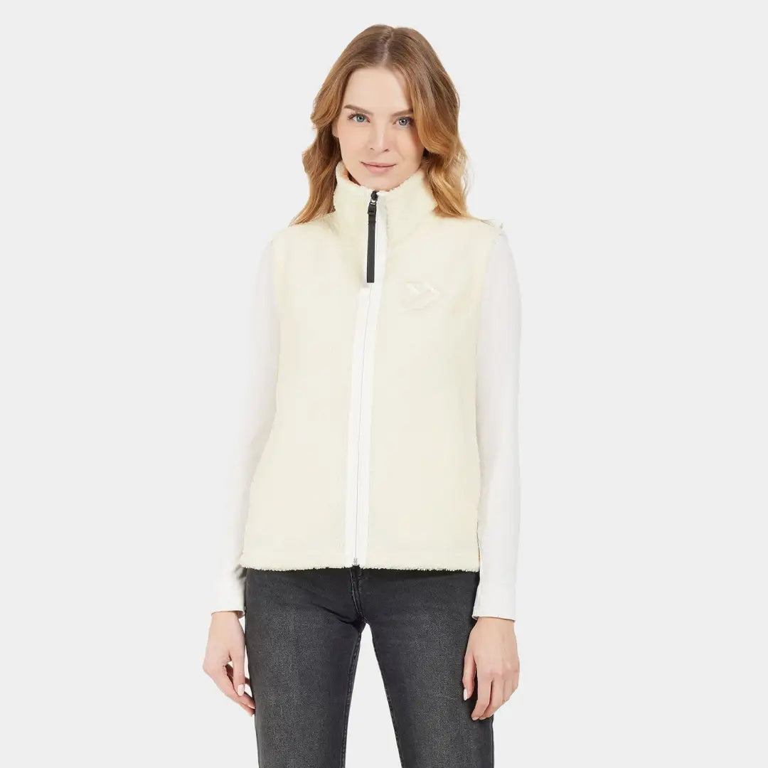 Woman in a cream-colored fleece vest from Didriksons Kiana for stylish country clothing