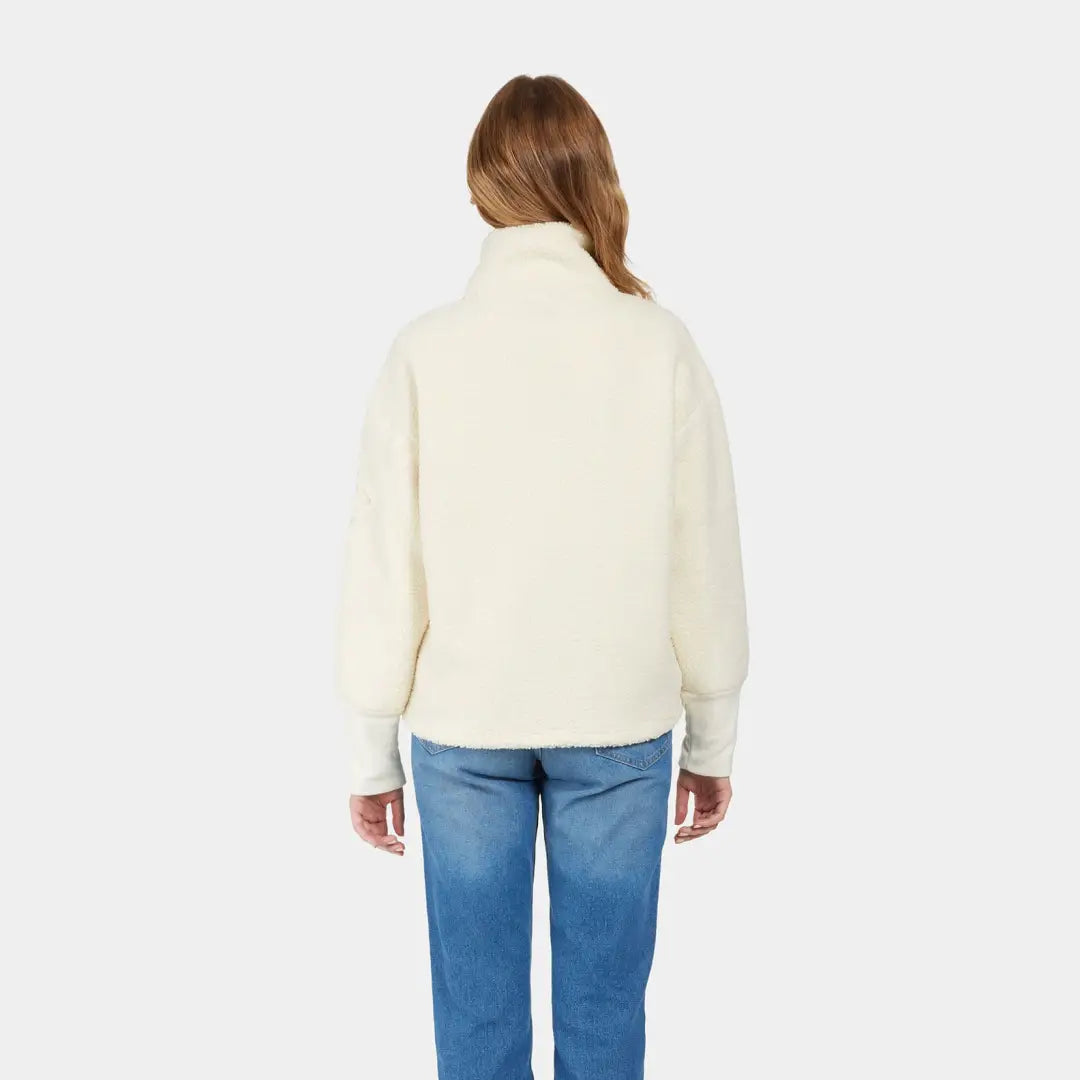 Woman in Didriksons Mella 3 Full Zip Fleece versatile sweater with off-white fleece and jeans