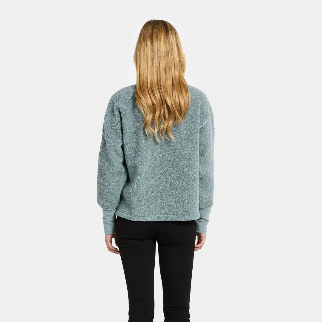 Woman wearing light blue fuzzy crew neck sweatshirt from Didriksons Mella 3 fleece for outdoors