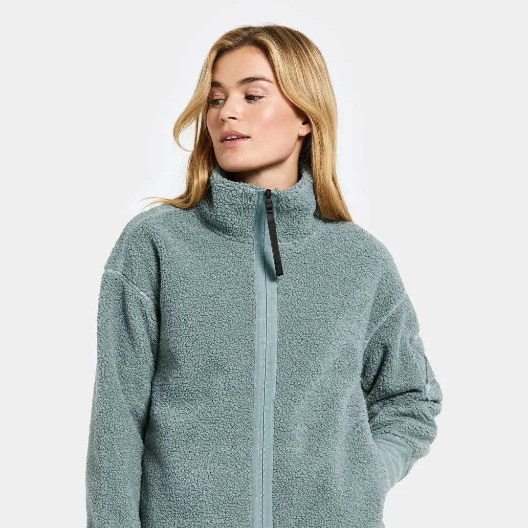 Woman in light blue Didriksons Mella 3 fleece jacket, perfect for country clothing and outdoors