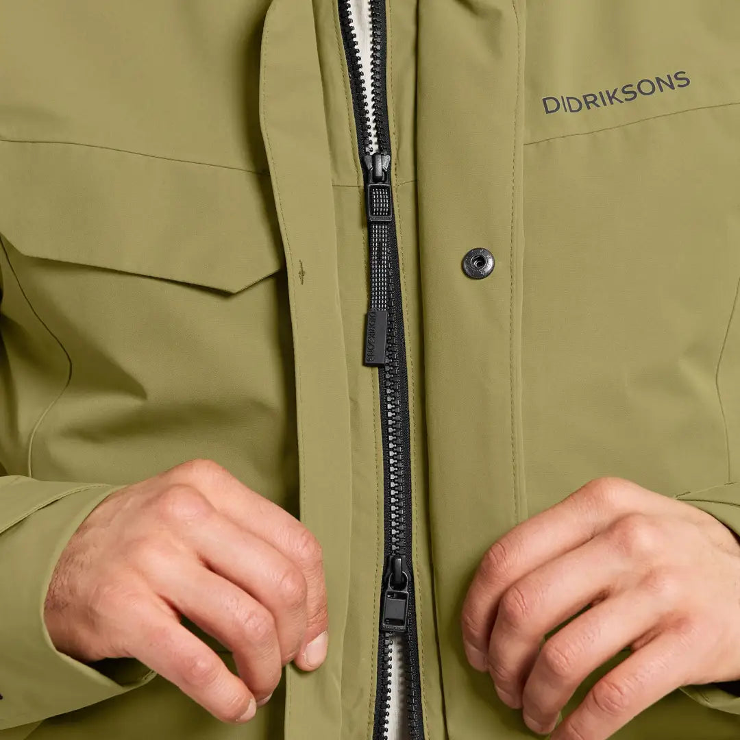 Close-up of hands zipping up Didriksons Stefan Jacket, perfect everyday outerwear