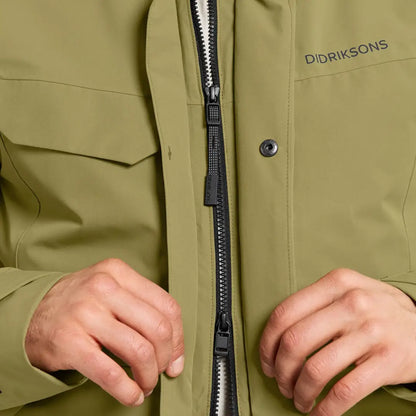 Close-up of hands zipping up Didriksons Stefan Jacket, perfect everyday outerwear