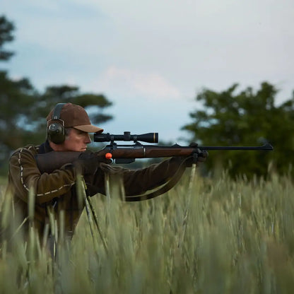 Hunter aiming rifle in Härkila Kamko Reversible Fleece Jacket for hunting and country clothing