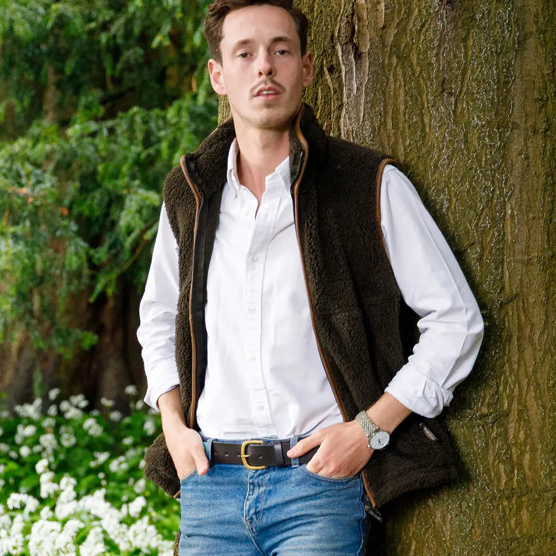 Man in vest and jeans sporting a Jack Pyke Countryman Chunky Fleece Gilet
