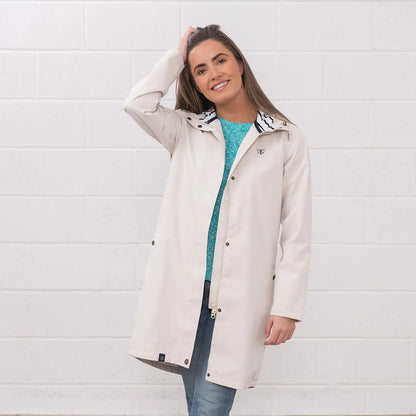 Woman in a beige Lighthouse Ladies Beachcomber Long II Coat ready for rainy days