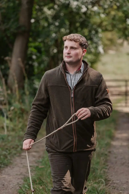 Man in Forest Knightwood zip fleece holding a rope, embodying total comfort
