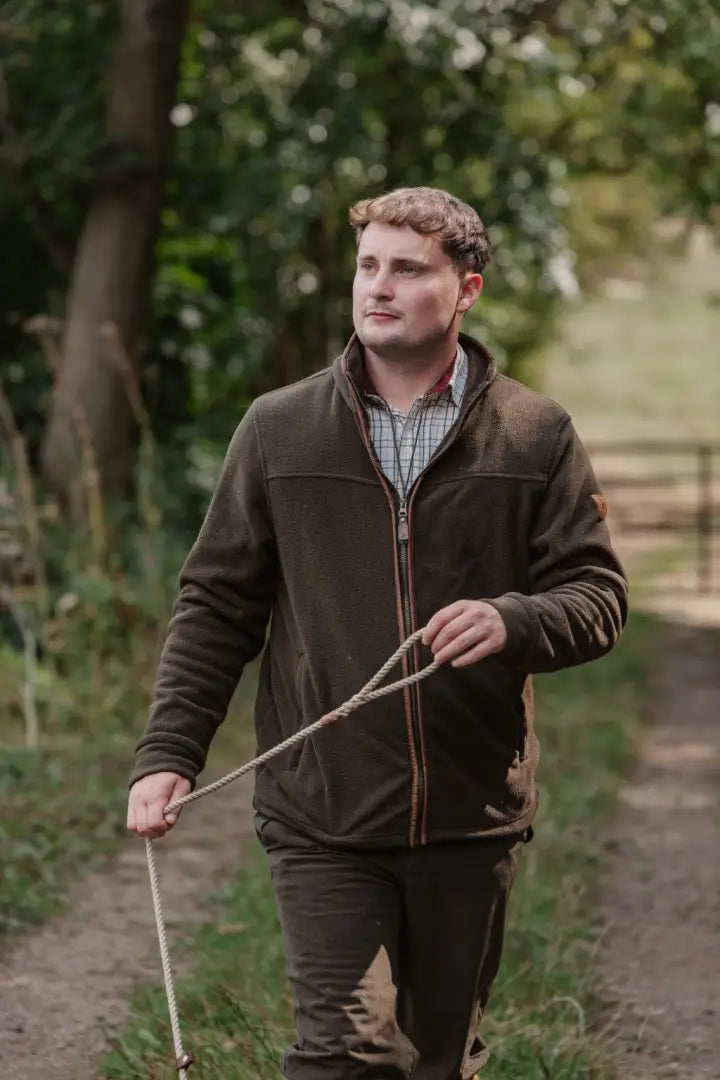 Man in Forest Knightwood zip fleece holding a rope, embodying total comfort
