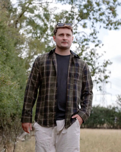 Man in plaid casual shirt boasts single chest pocket made from top-grade cotton