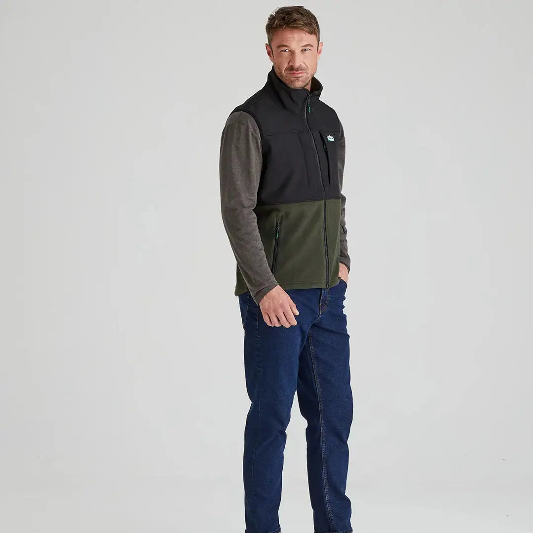Man wearing Ridgeline Hybrid Fleece Gilet with arms moving freely in black and green vest