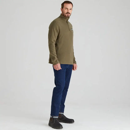 Man wearing a green Ridgeline Narvik Fleece made of highly functional polyester