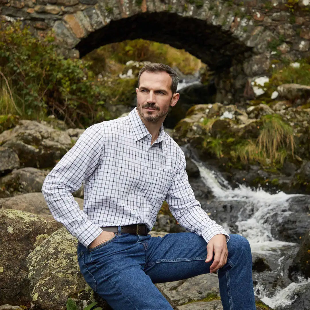 Man wearing Ridgeline Sedgebrook Shirt and jeans, casual look in checkered shirt