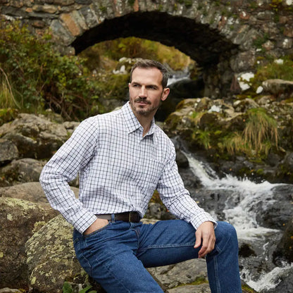 Man wearing Ridgeline Sedgebrook Shirt and jeans, casual look in checkered shirt