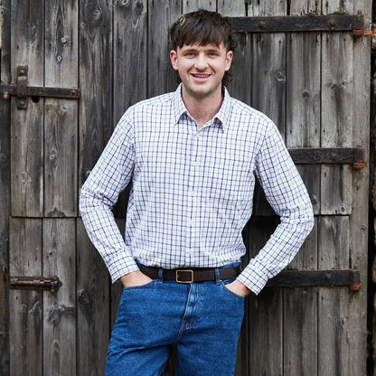 Man wearing Ridgeline Sedgebrook Shirt with jeans in casual style