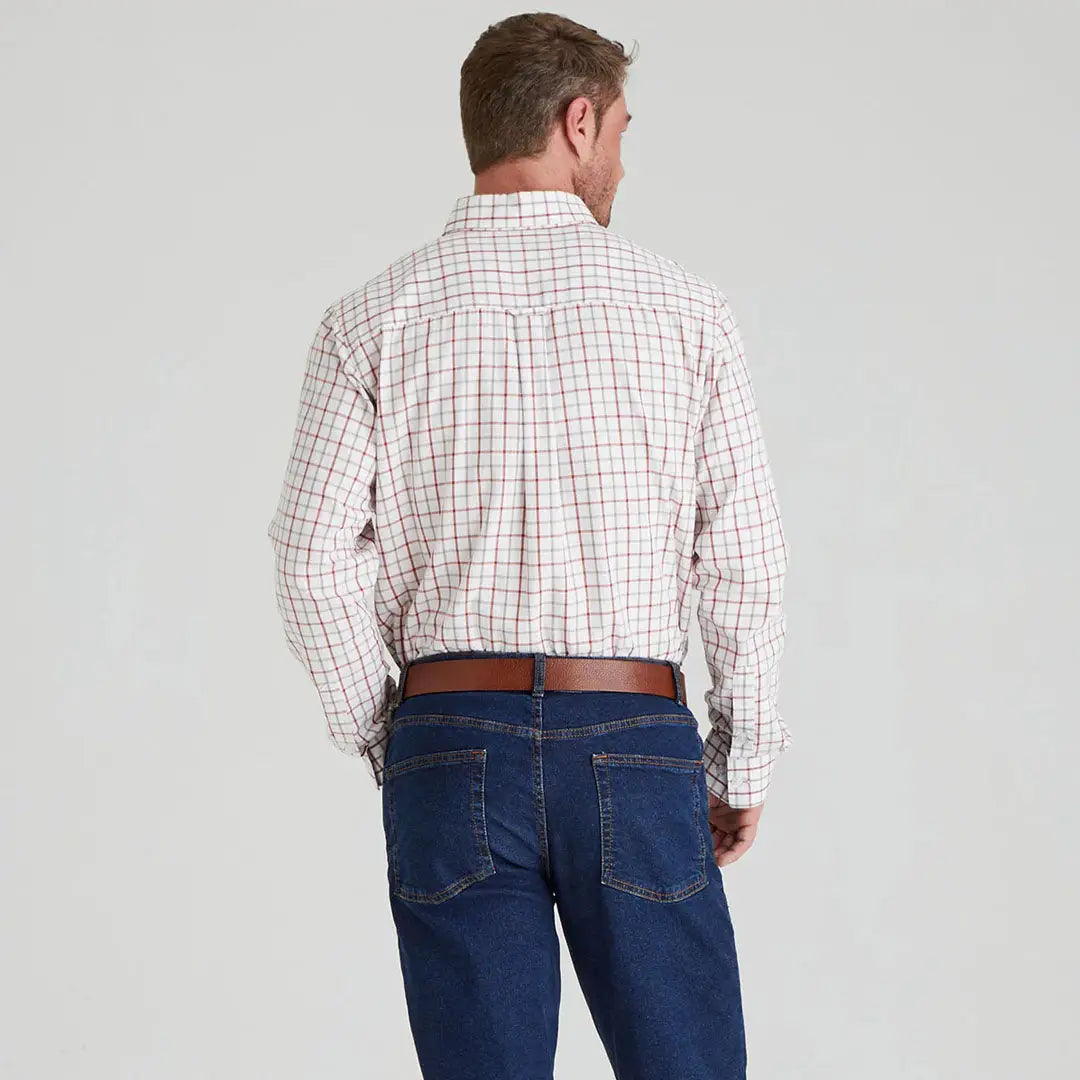 Man wearing ridgeline sedgebrook shirt and jeans casual fall look