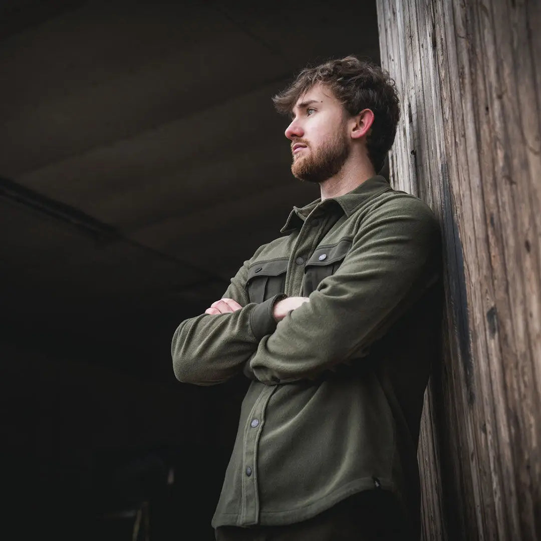 Man in green Seeland Gust Fleece Shirt, a cozy gust fleece shirt for outdoor adventures