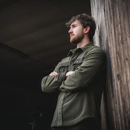 Man in green Seeland Gust Fleece Shirt, a cozy gust fleece shirt for outdoor adventures