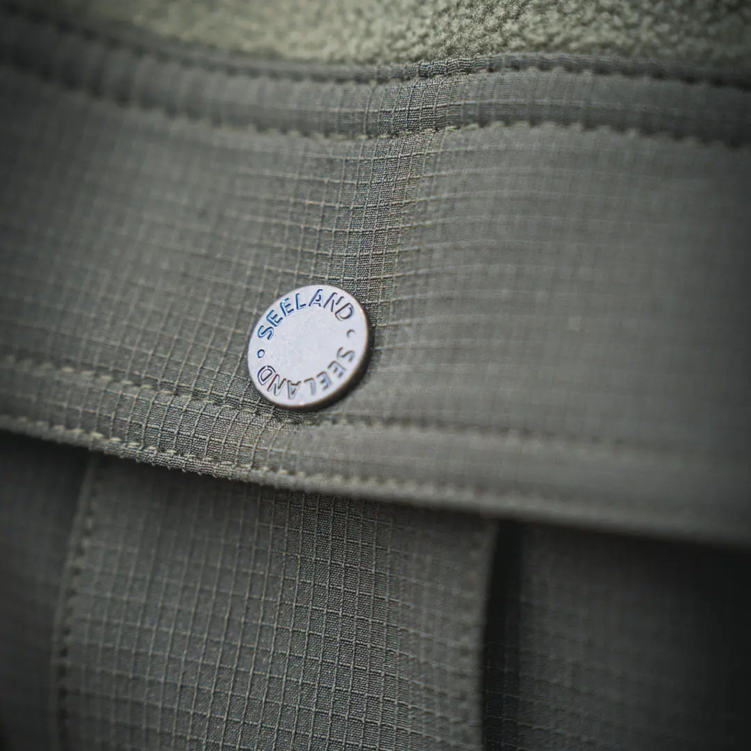 Olive green fabric with branded button on Seeland Gust Fleece Shirt, cozy fleece shirt for outdoors