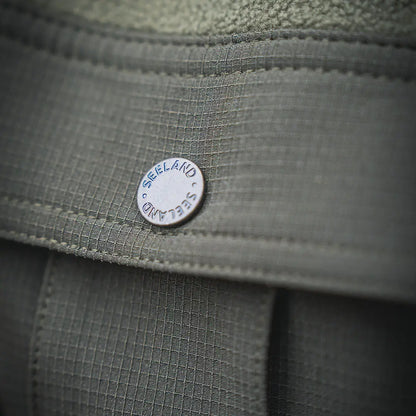 Olive green fabric with branded button on Seeland Gust Fleece Shirt, cozy fleece shirt for outdoors