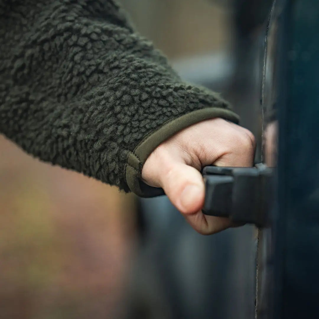 Hand gripping car door handle wearing Seeland Thaw Fleece Jacket for warmth